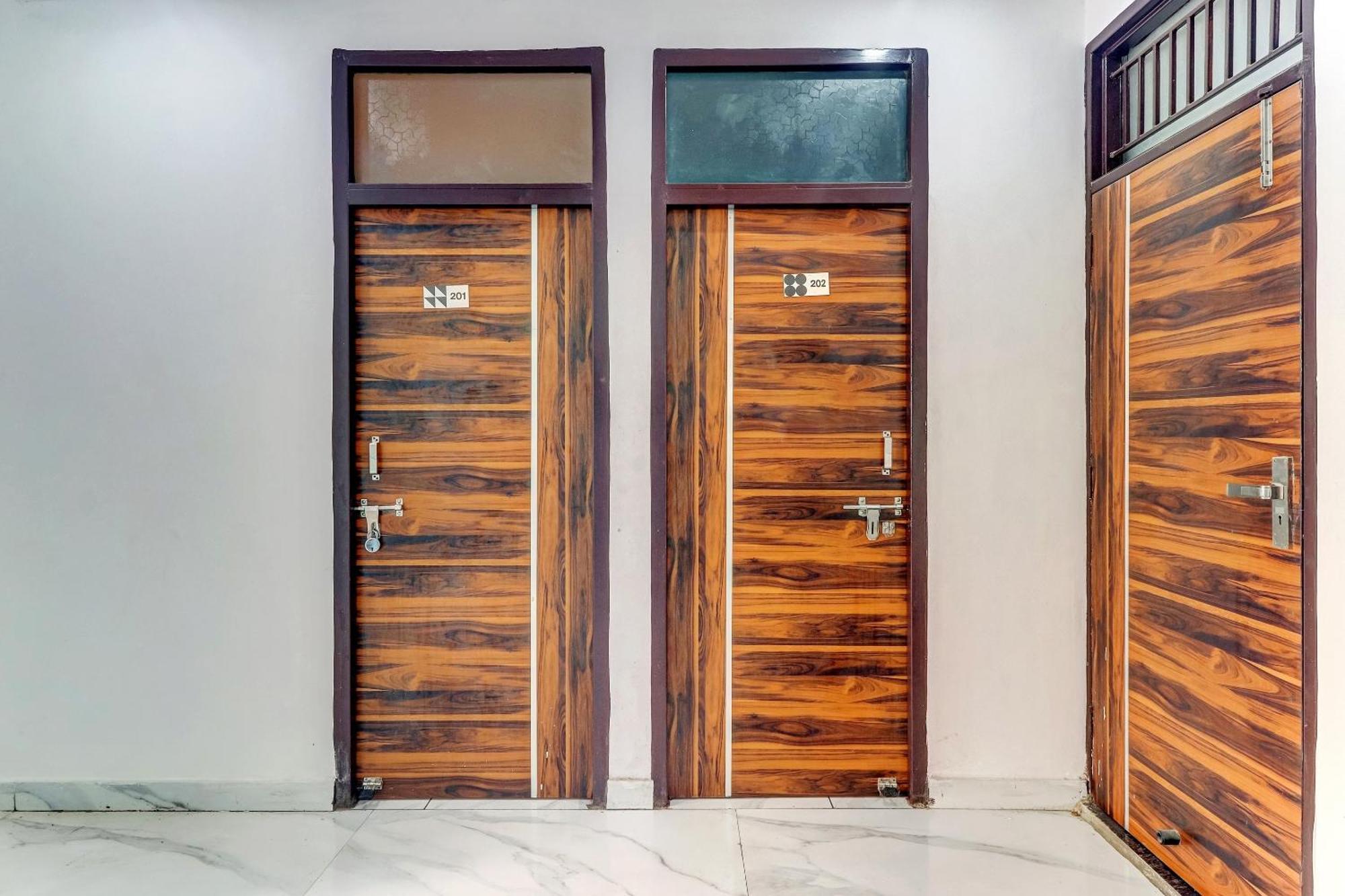 Hotel O Cozy Stay Делхи Екстериор снимка