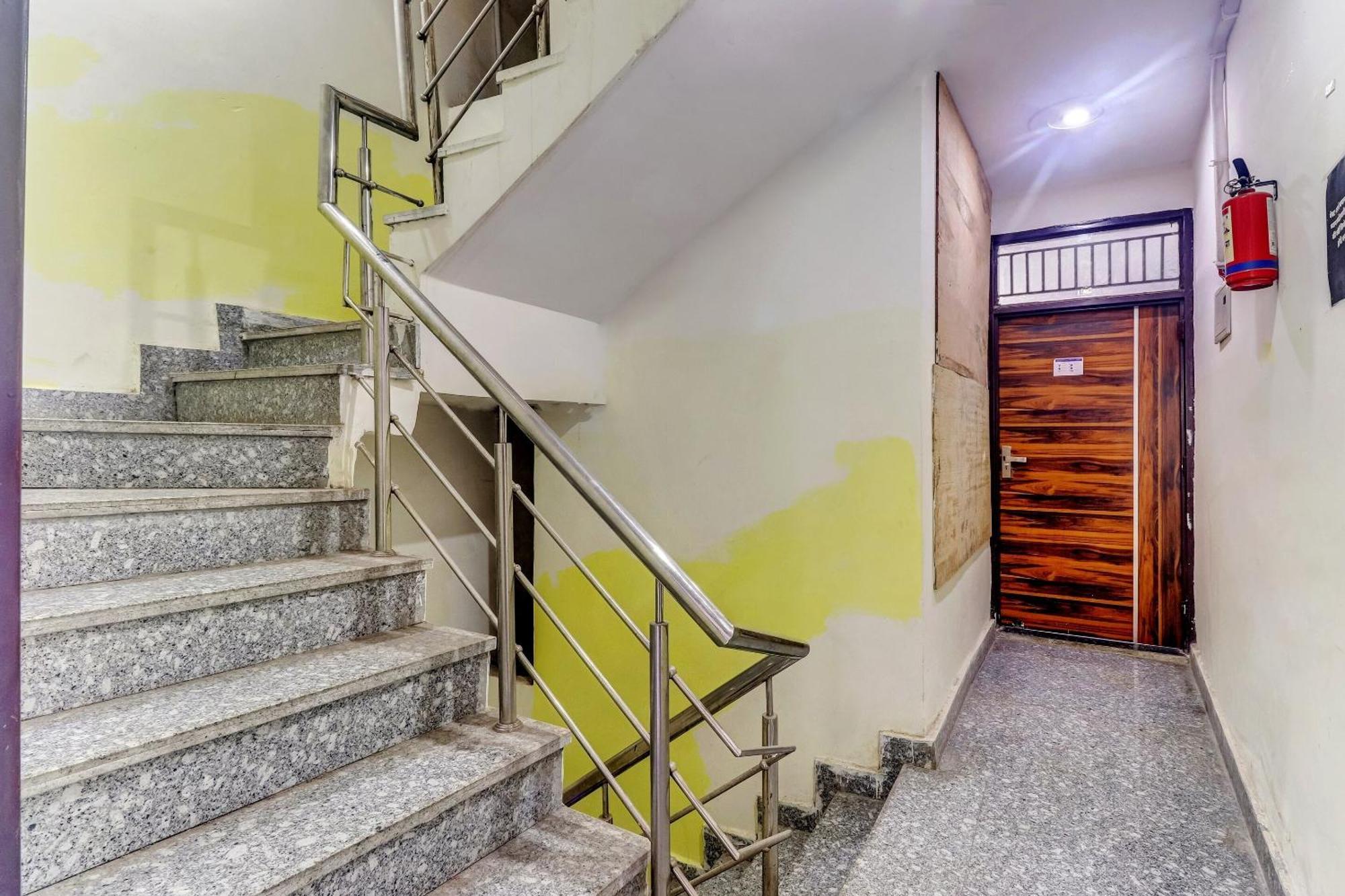 Hotel O Cozy Stay Делхи Екстериор снимка