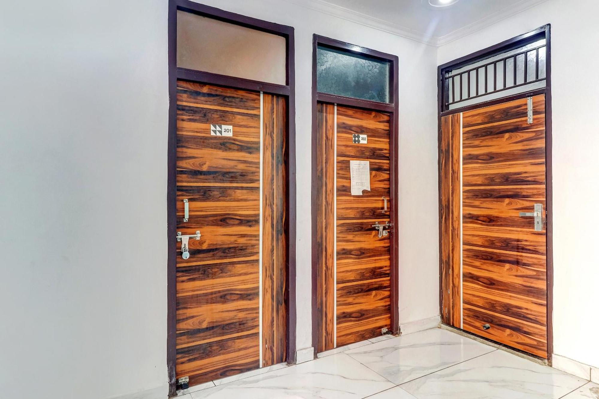 Hotel O Cozy Stay Делхи Екстериор снимка